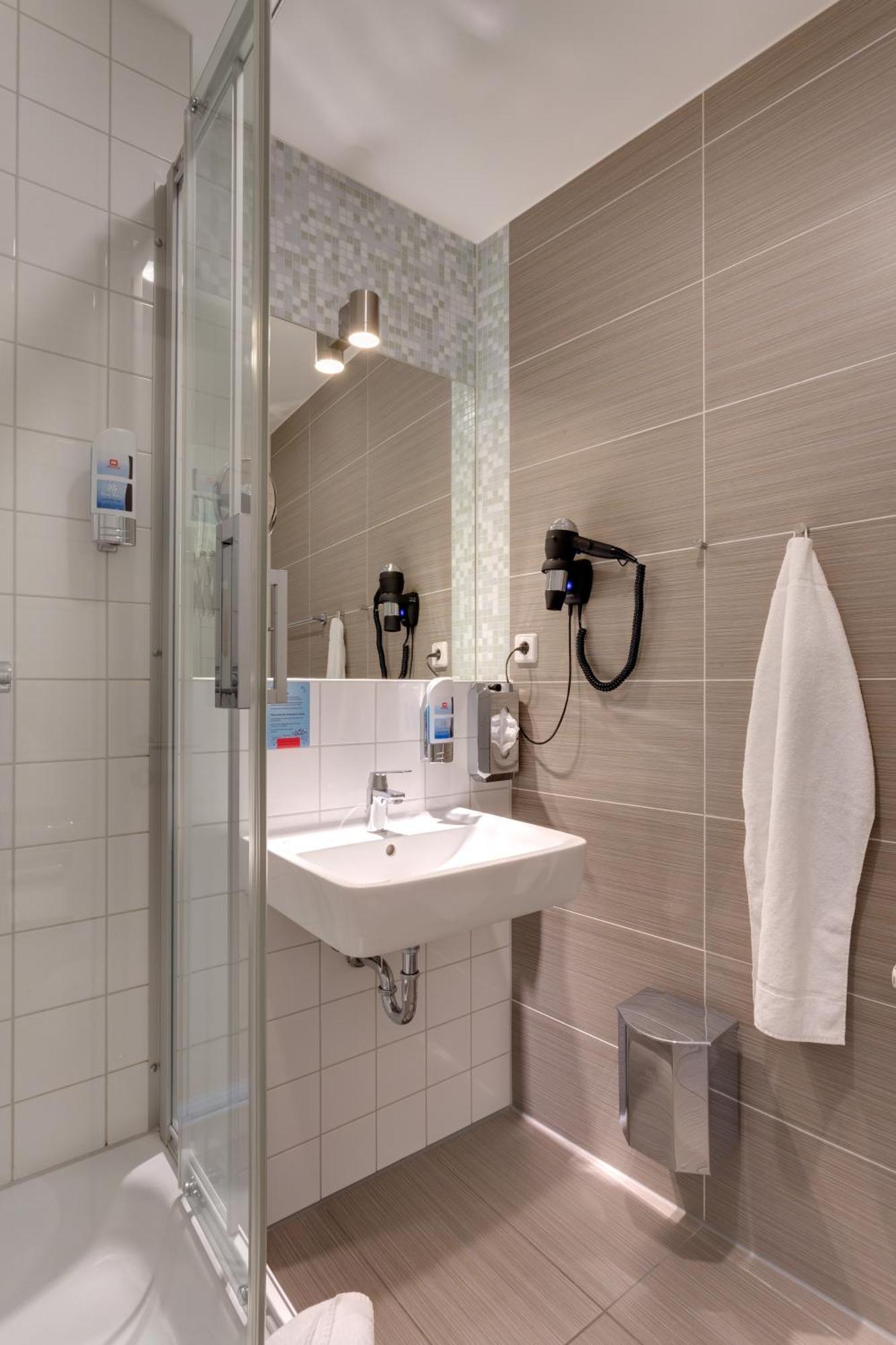 Meininger Hotel Berlin Alexanderplatz Номер фото